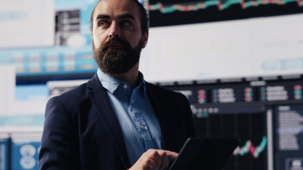 ¿Qué hacer si la constructora no entrega lo abonado? company administrator searching for a new solution to obtain business growth