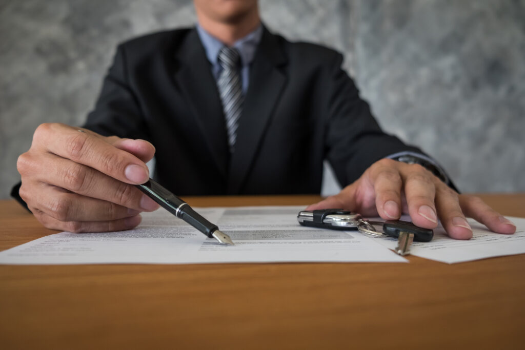 ¿Qué hacer si no realizan la escritura de mi inmueble? transportation and ownership concept customer and salesman wit